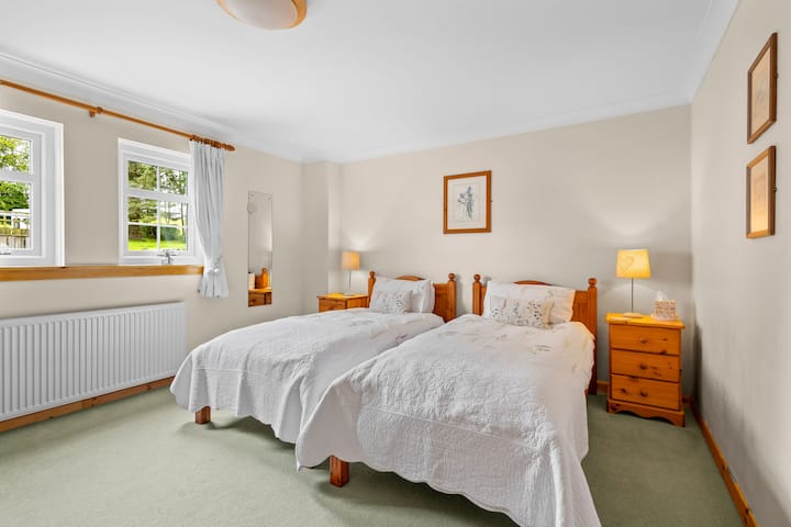 חדר שינה קדמי למטה.