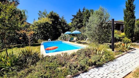 Comfortable outbuilding + private pool near Lyon
