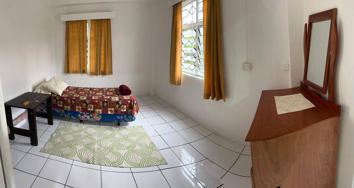 ห้องนอนเดี่ยวมีพัดลมเพดาน