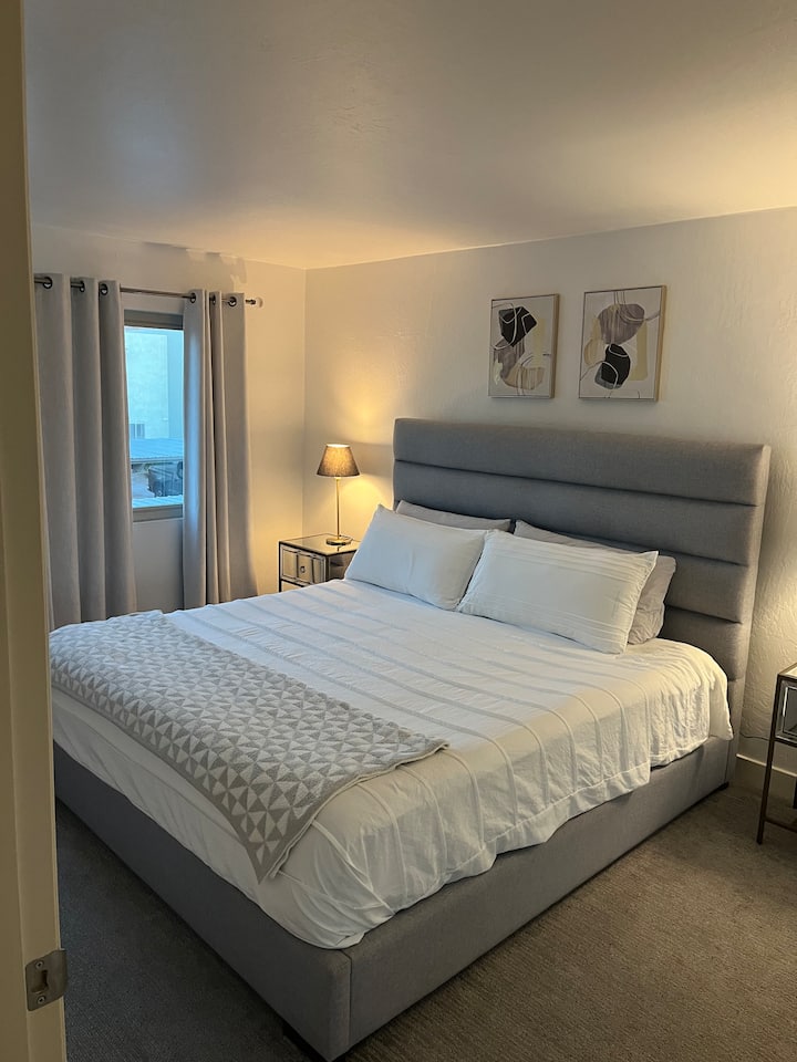 Spálňa č. 2 s manželskou posteľou a televízorom s plochou obrazovkou