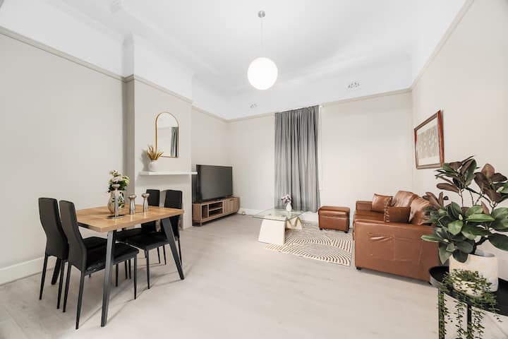 Charming 2br Apartment With Courtyard + Parking - Burwood