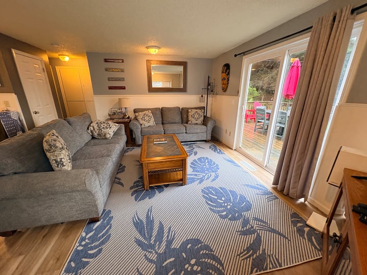 "Hideaway" Private Ocean View Home With Hot Tub. - Lincoln City, OR