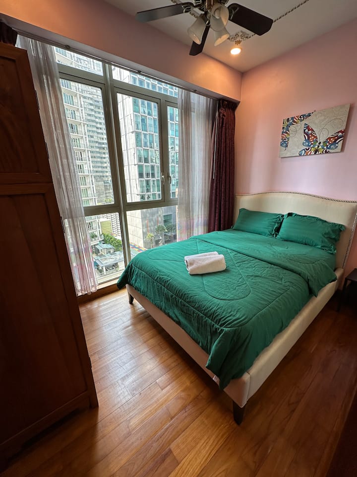 Een beroom met een queensize slaapbank en een adequate kledingkast. 