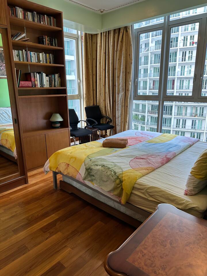 Een eigen hoofdslaapkamer is voorzien van een kingsize bed en voldoende kasten. 