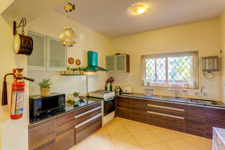 Full kitchen image 1