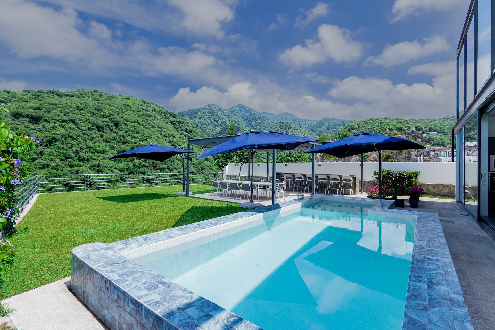 Casa Altaloma-chef, pool, lake view, luxurious
