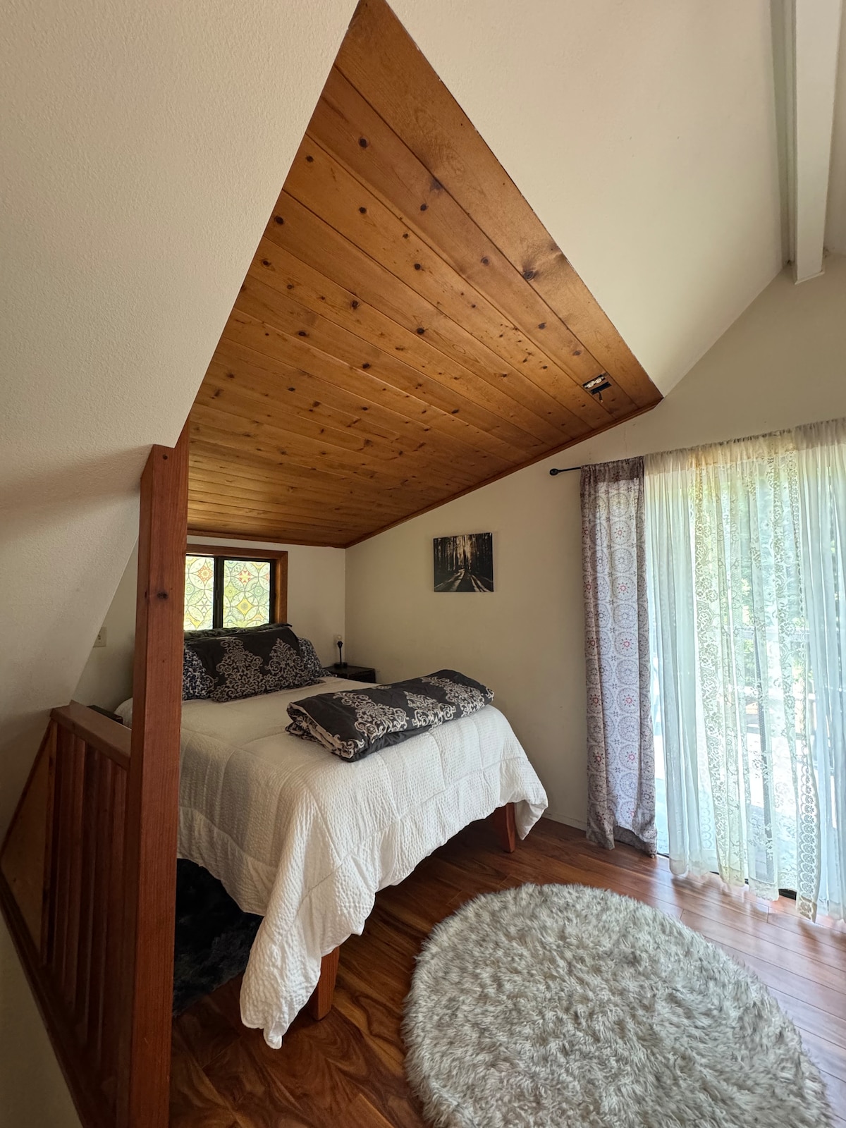 Cama de tamaño completo y balcón al aire libre.