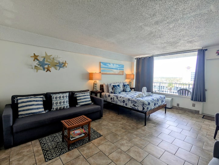 Oceanfront Escape | Pool, Beach Access, Prime Spot - Daytona Beach, FL