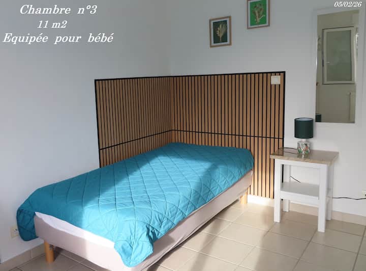 房间配备婴儿设施。  
（床栏杆、高脚椅、三轮车、婴儿背带和雪橇）。