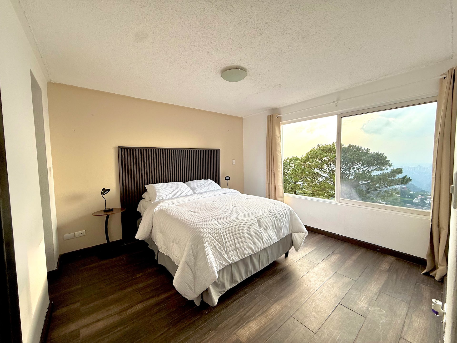 Panoramic City and Volcano Views Apartment