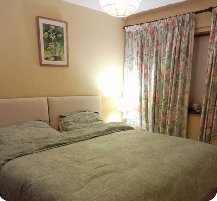 Krevate luksoze Superking/Twin divan wirh 1000 xhep me susta, dyshekë me shkumë memorie. Shtroja krevati me 400 fije pambuku egjiptiane. 