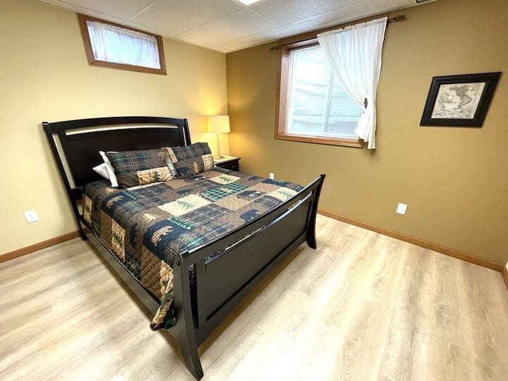 Dormitorio 4 con cama queen en el nivel inferior