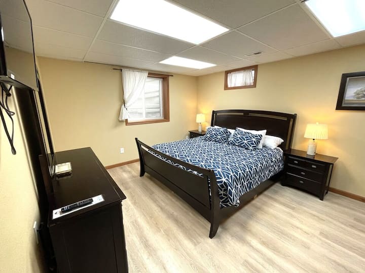 Dormitorio 5 con cama tamaño king y TV en el nivel inferior