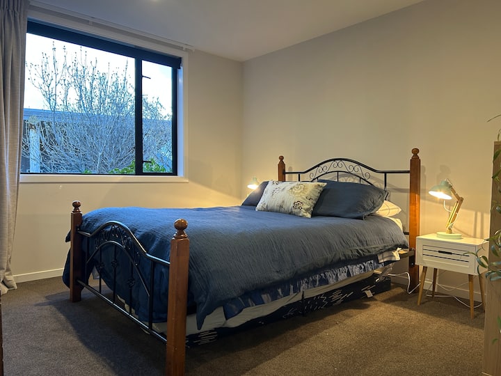 标准双人床卧室