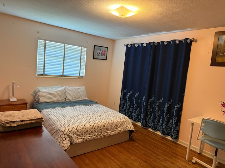 Cozy & Comfy Private Room With Creek View Backyard - Jacksonville, FL
