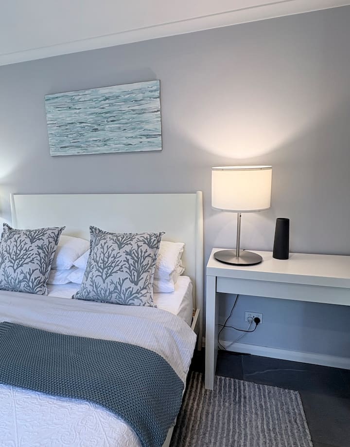 Cómoda cama tamaño queen West Elm con ropa de cama de calidad.