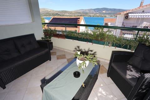 Popular Airbnb listing: Sunny apartment on seaside of Ciovo in Mastrinka