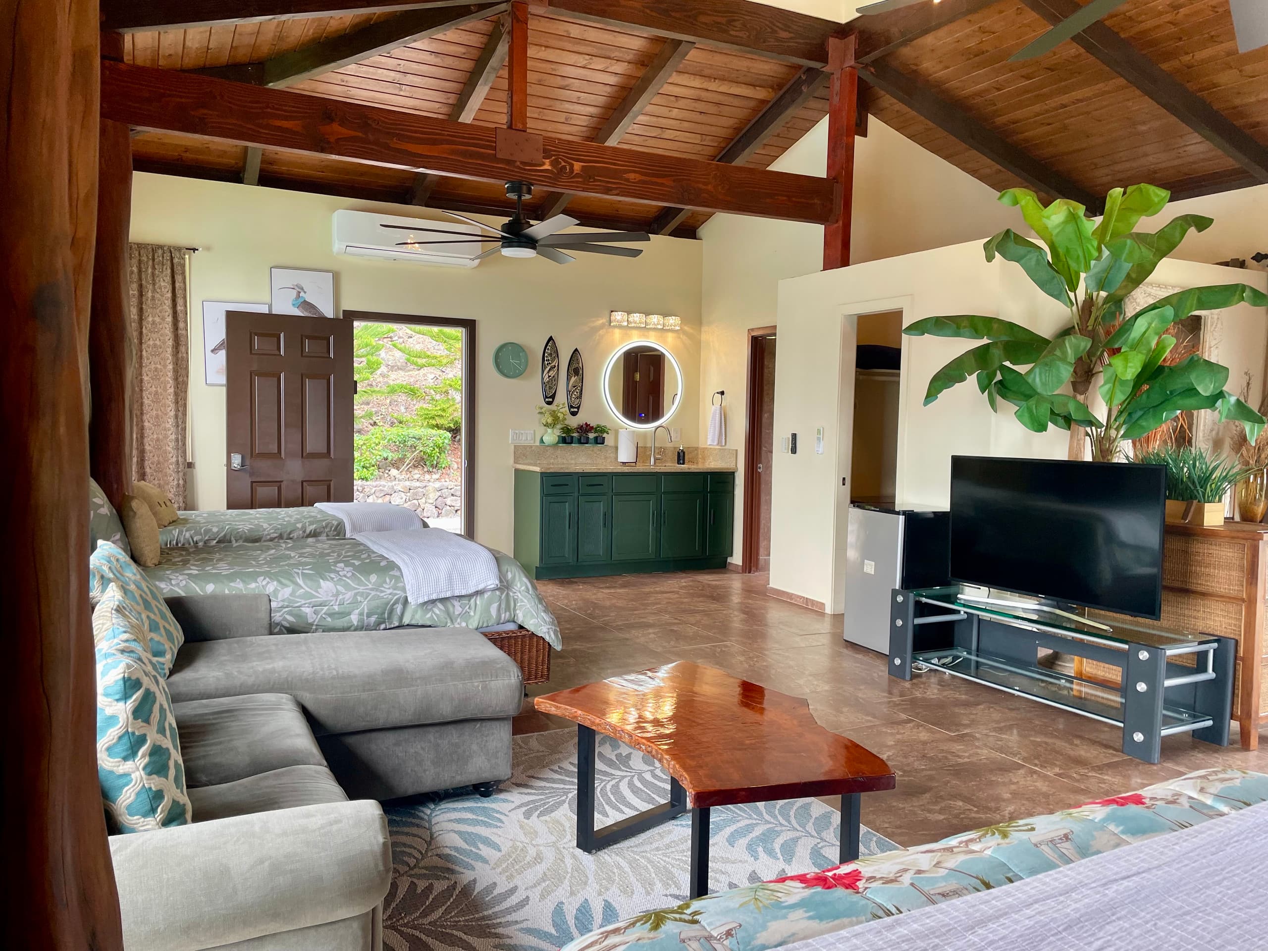 Villa in Kailua-Kona · ★4.81 · 7 bedrooms · 12 beds · 7 baths - Image 43