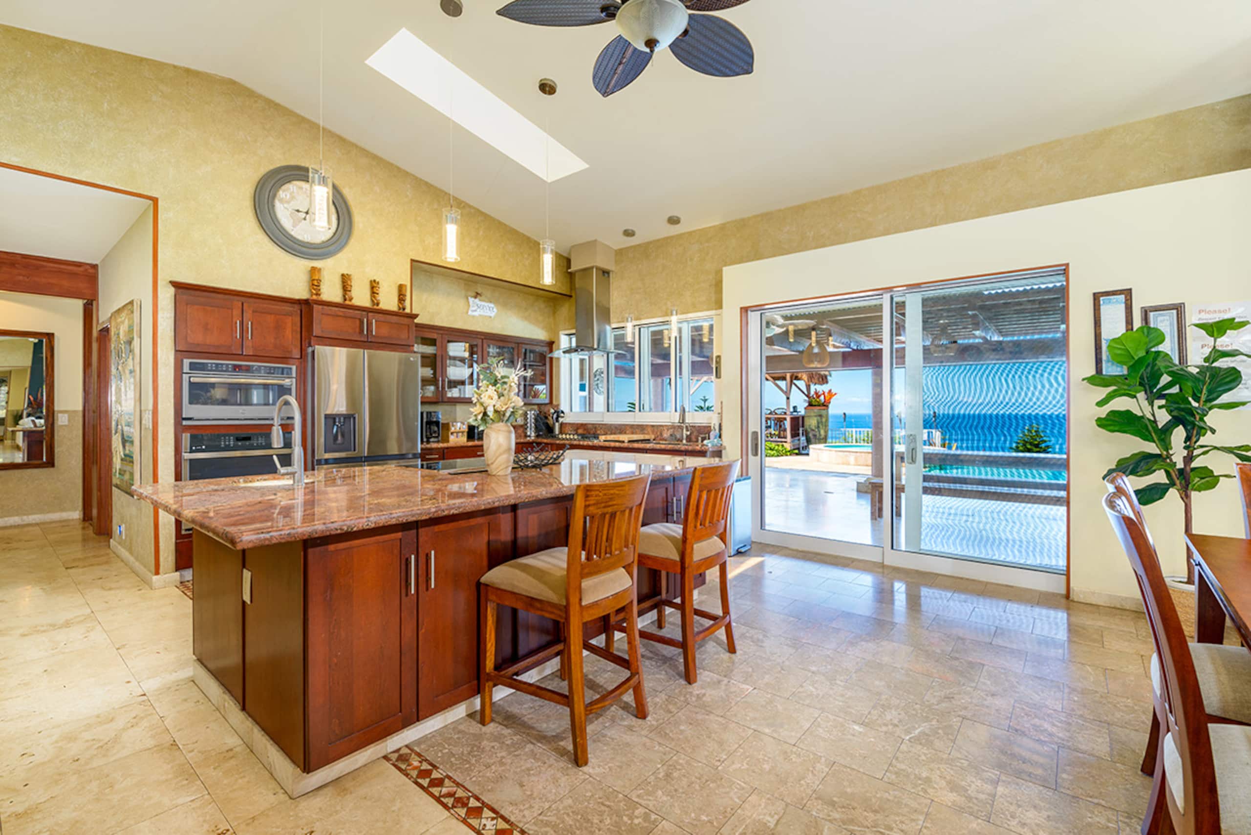 Villa in Kailua-Kona · ★4.81 · 7 bedrooms · 12 beds · 7 baths - Image 21
