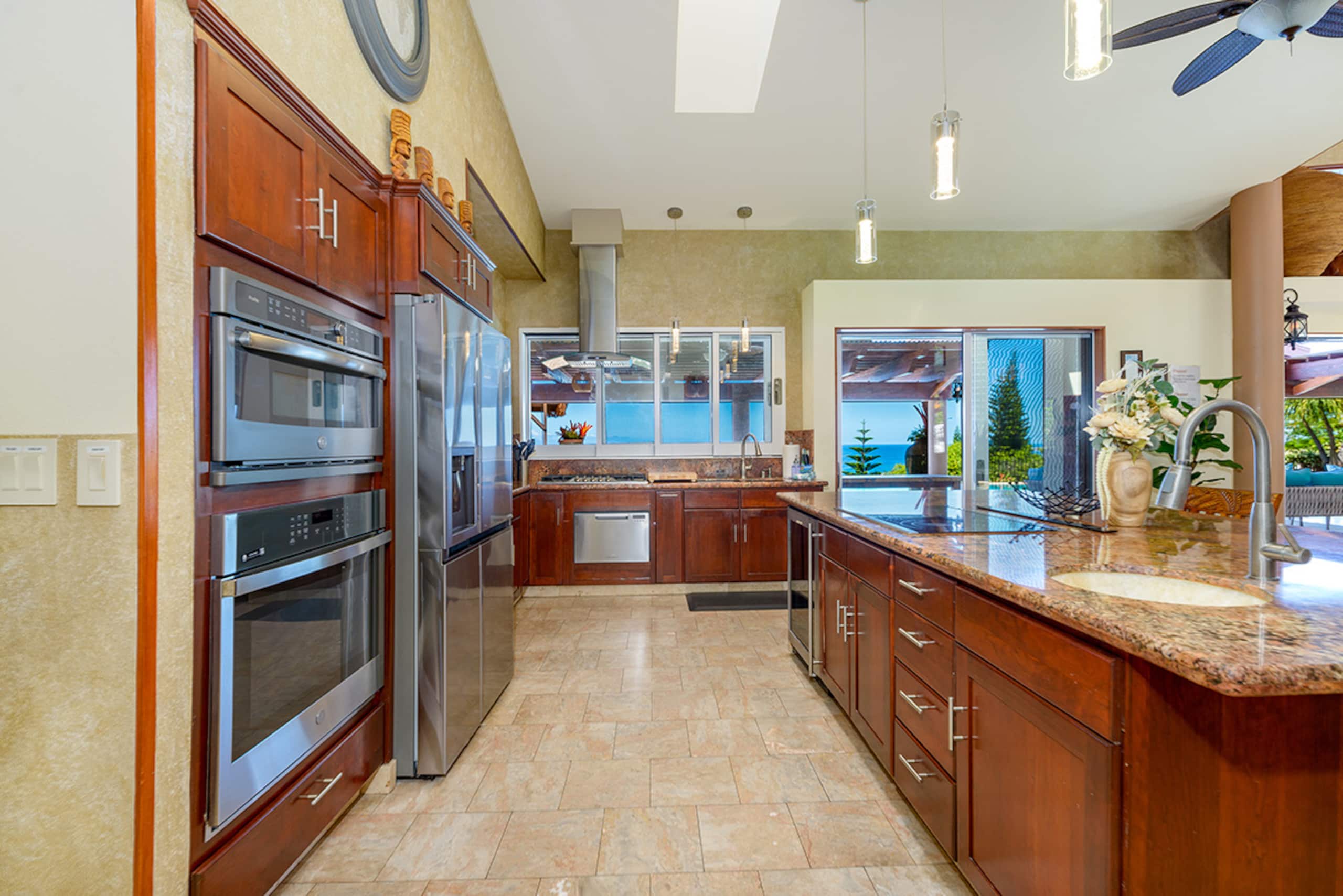 Villa in Kailua-Kona · ★4.81 · 7 bedrooms · 12 beds · 7 baths - Image 12