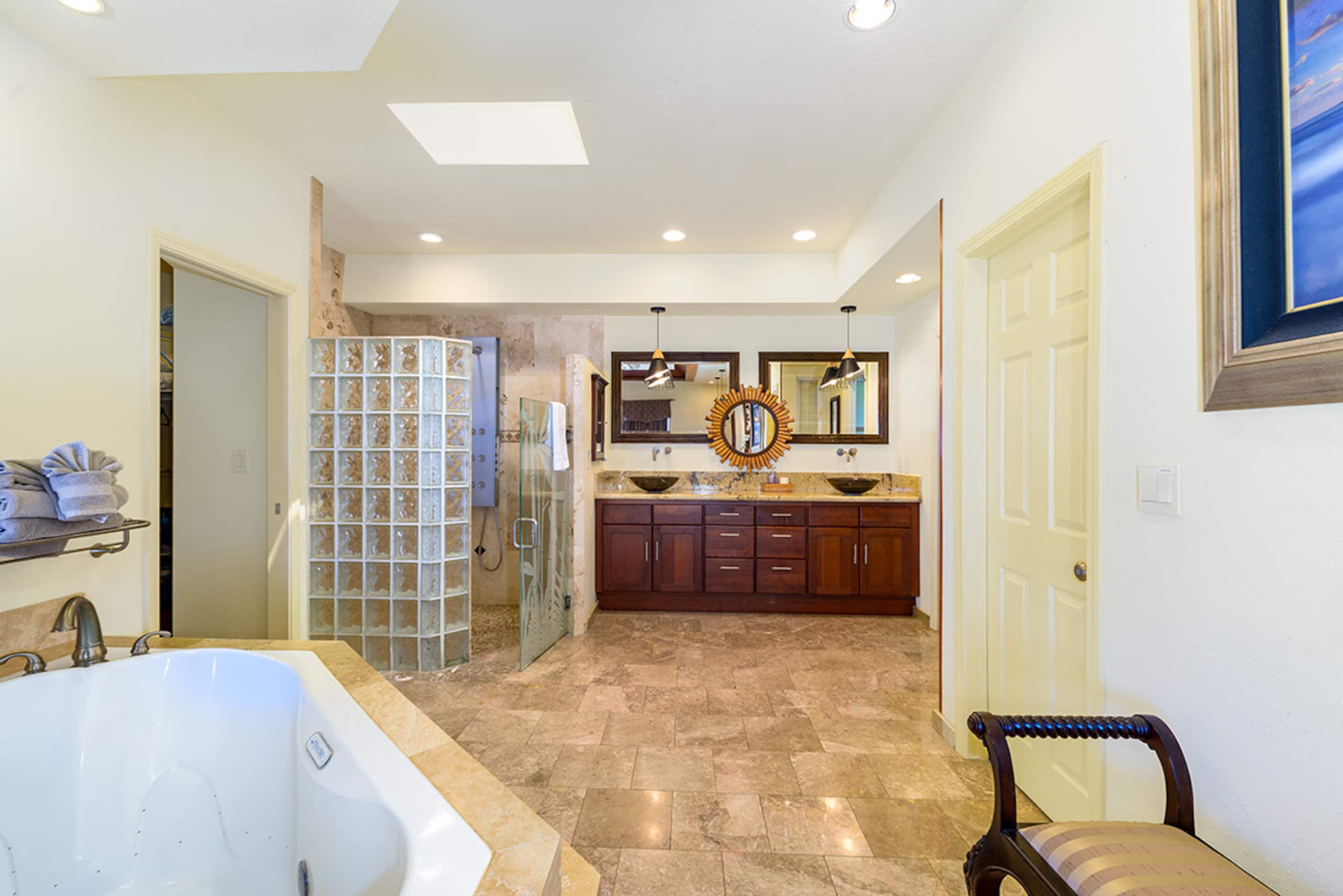 Villa in Kailua-Kona · ★4.81 · 7 bedrooms · 12 beds · 7 baths - Image 46