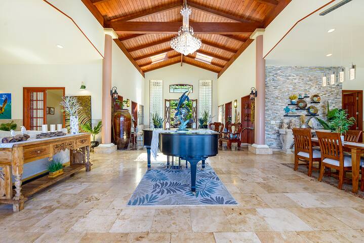 Quintessential blend of Luxury, hosted rental. gallery image 3