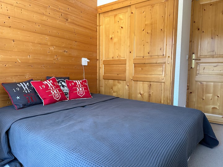 1 საძინებელი 2 საწოლით 80 × 190 სმ, რომელიც შეიძლება შეხამდეს დიდი საწოლის დასამზადებლად.
Პირდაპირი წვდომა ტერასაზე.
1 კარადა გარდერობით ტანსაცმლის შესანახად.