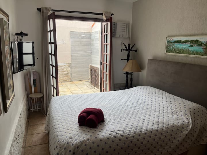 房间1间
套房，
标准双人床，冷气，吊扇，有线电视。