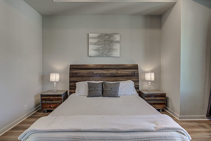 Priestranný apartmán s manželskou posteľou King, vlastnou kúpeľňou, dvojitými skrinkami, inteligentnou televíziou a veľkými oknami, ktoré zaplňujú miestnosť prirodzeným svetlom.