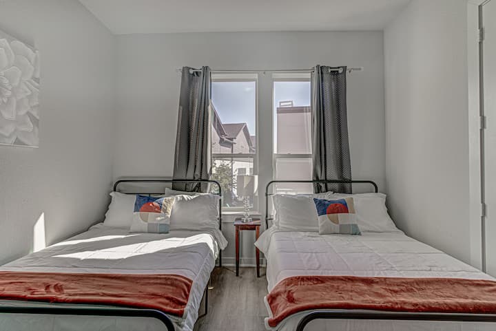 Izba na treťom poschodí s dvoma veľkými posteľami a vlastnou kúpeľňou s toaletou