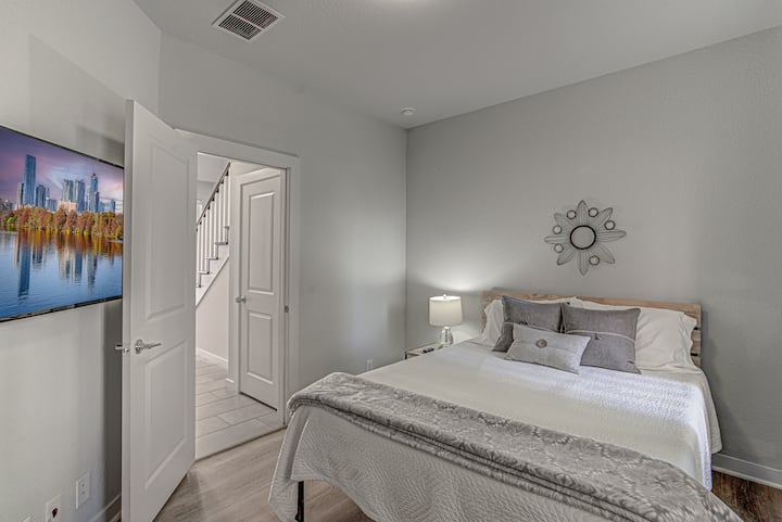 Manželská posteľ s vlastnou kúpeľňou, inteligentnou televíziou a priamym prístupom na zadnú verandu - ideálne pre väčšie súkromie na prvom poschodí.