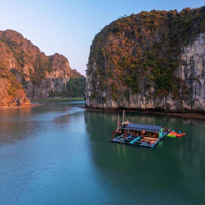 Eco Floating Little Boat House In Lan Ha Bay - Vietnam