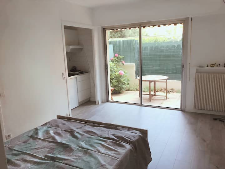 Studio Avec Terrasse&parking Privé à 1 Min Plage - Saint-Laurent-du-Var