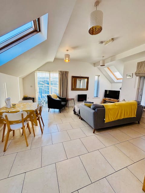 Top Airbnb: 1 Bed Apt. Town centre adj. to town hall theatre. in Westport