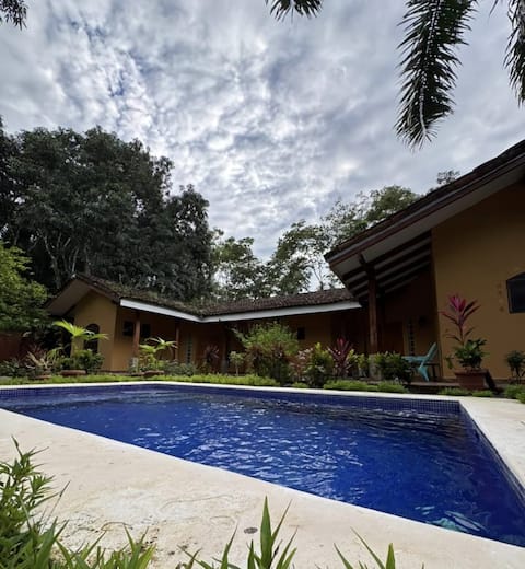 Estate outside Jaco w/ 7 homes 3 pools, clubhouse