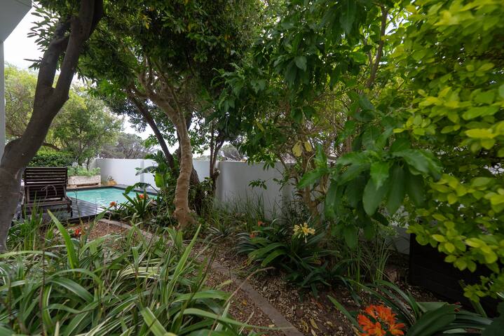 Pool, garden, BBQ, close to beach, battery back-up gallery image 4
