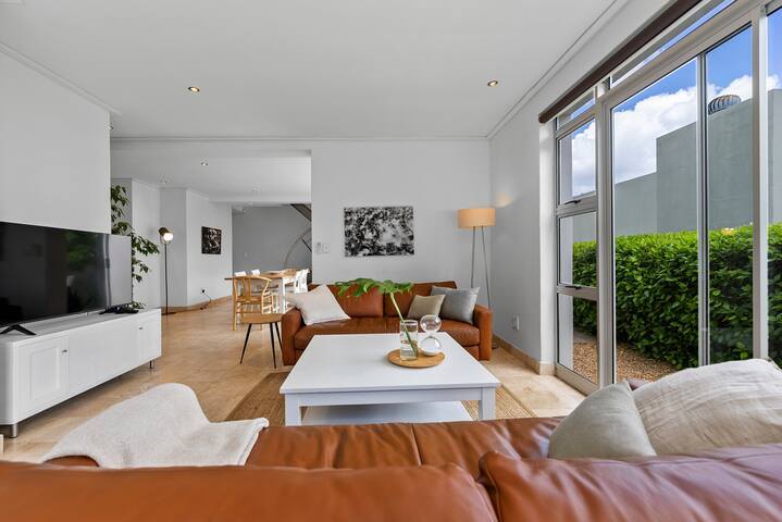 Pool, garden, BBQ, close to beach, battery back-up gallery image 3