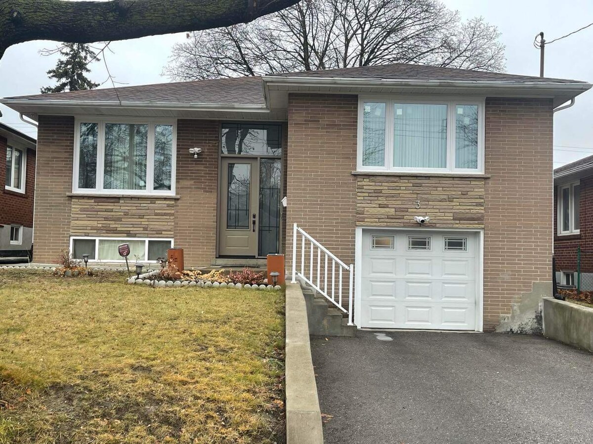 Two Bedrooms near Toronto Pearson Airport Bungalows for Rent in