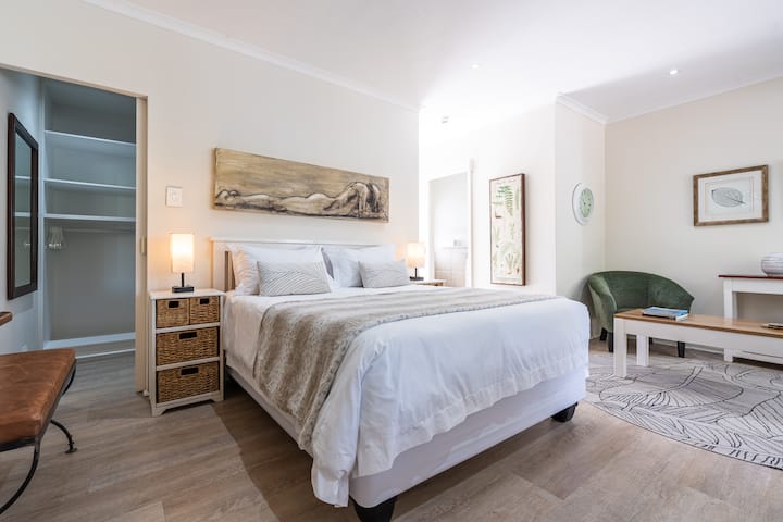 კომფორტული 152×203 სმ ზომის საწოლი პერკალის თეთრეულით