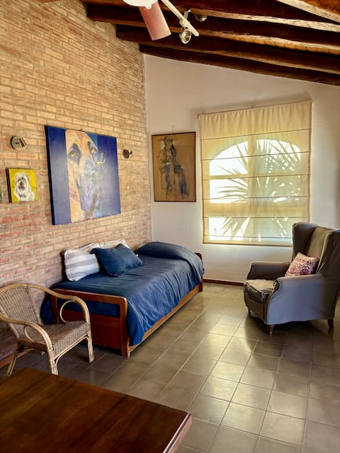 Anuncio de Airbnb popular: Beautiful artist's house in Chacras de Coria en Luján De Cuyo