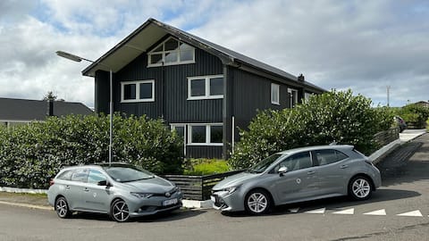 Ingi's Guesthouse #3. with a car