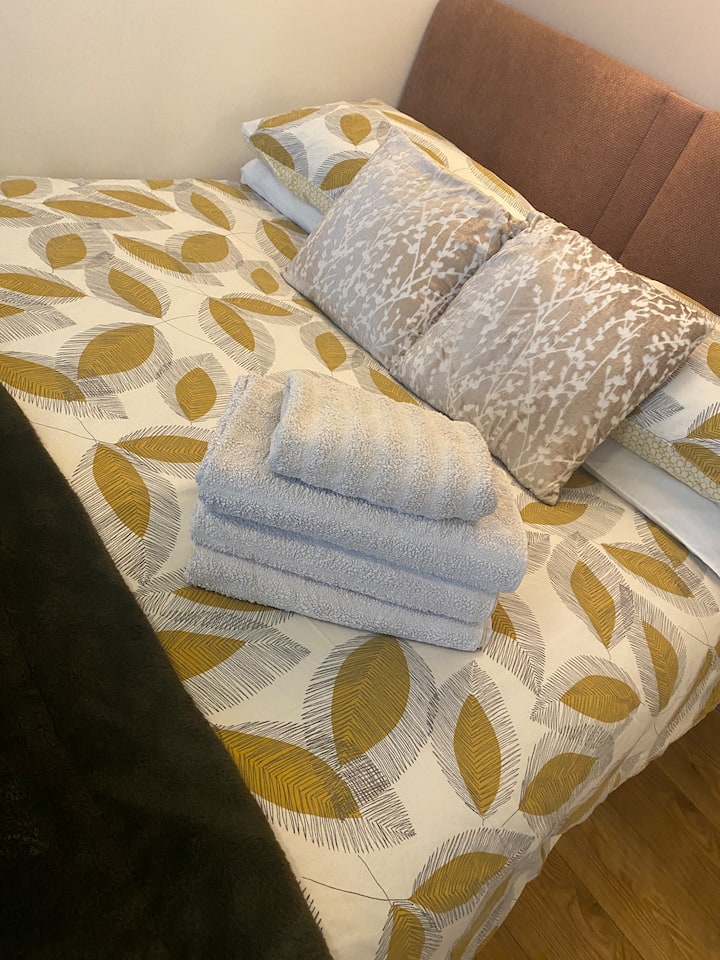 Pohodlná manželská posteľ so  4 vankúšmi na dobrý spánok. 