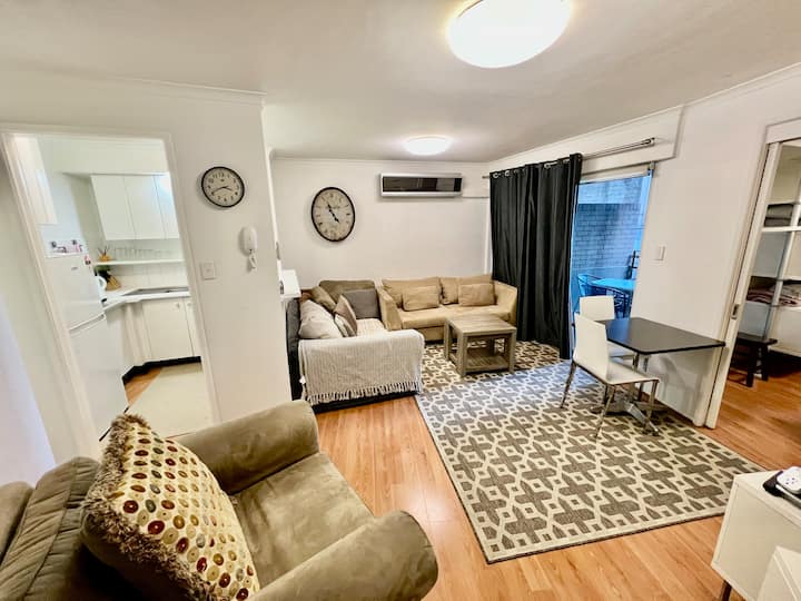 נוף מהדלת הקדמית. סלון עם ספה נפתחת זוגית וספה נוחה בסגנון מיטת יחיד.