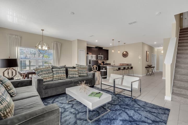 5 Bedrooms / 4 Bathrooms / Storey Lake (4890 Rc)