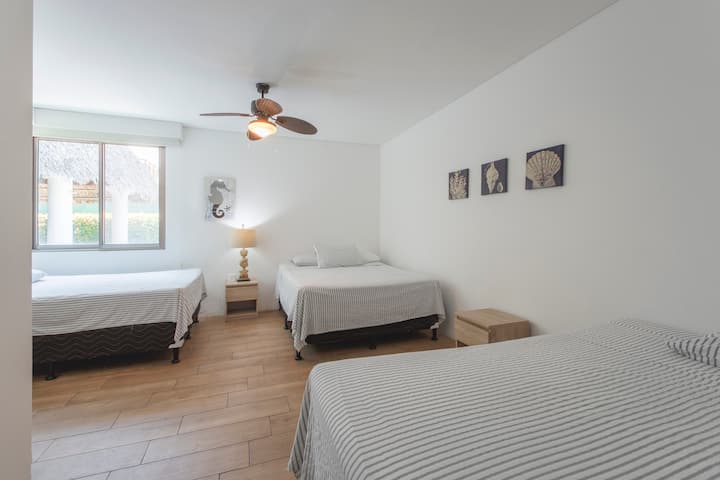 Chumba kilicho na kitanda kimoja cha kifalme na vitanda viwili, bafu kamili, mapazia ya kuzima na nafasi ya mizigo na nguo