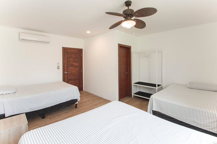 Chumba kilicho na kitanda kimoja cha kifalme na vitanda viwili, bafu kamili, mapazia ya kuzima na nafasi ya mizigo na nguo