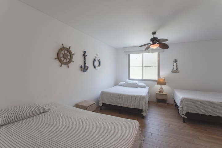 Chumba kilicho na kitanda kimoja cha kifalme na vitanda viwili, bafu kamili, mapazia ya kuzima na nafasi ya mizigo na nguo