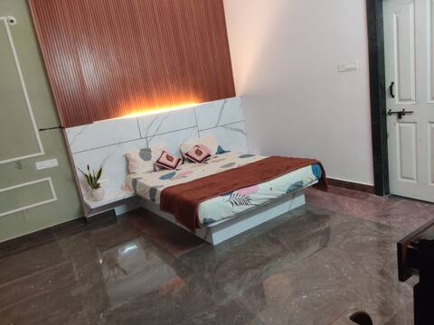 Luxury room with Bathtub near AIIMS