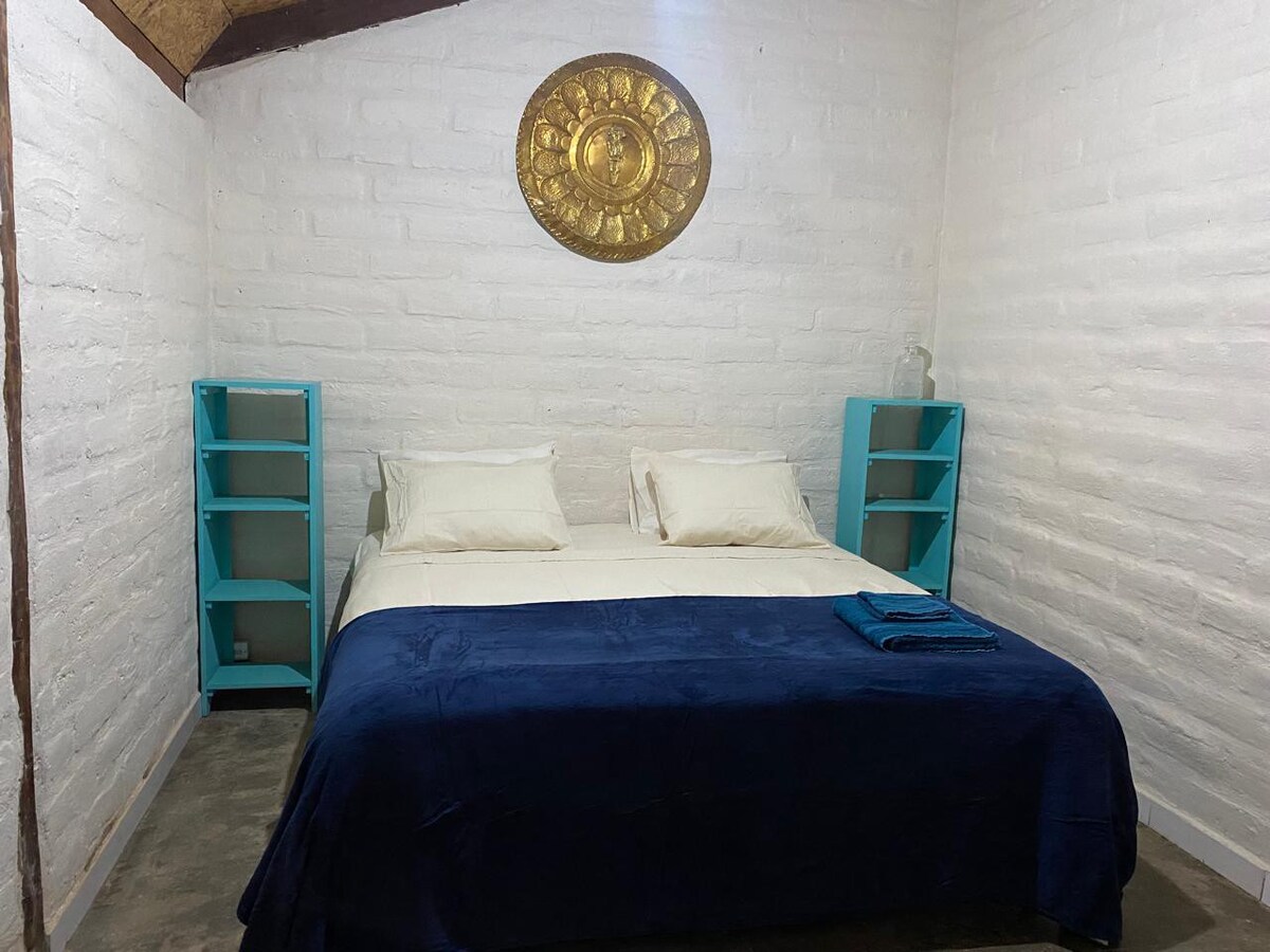 Room 1 
With 1 Queen bed, we can also arrange with 2 single beds.