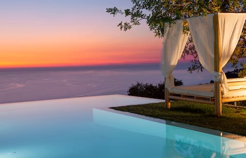 Luxury Villa with endless sea view close to famous